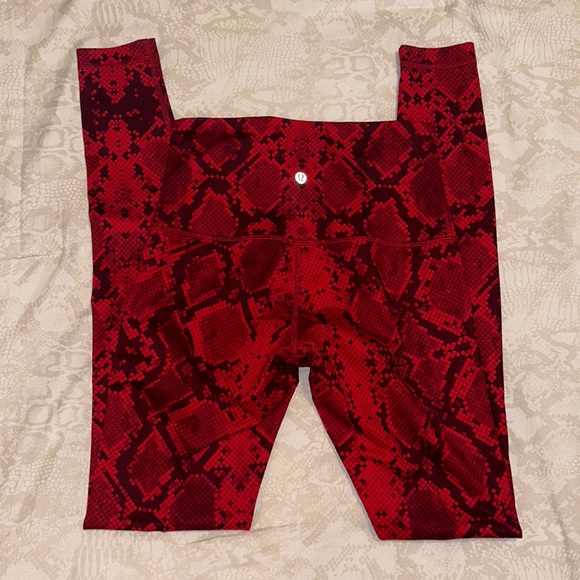EUC Lululemon Size 6 Snakeskin Legging - Picture 3 of 4